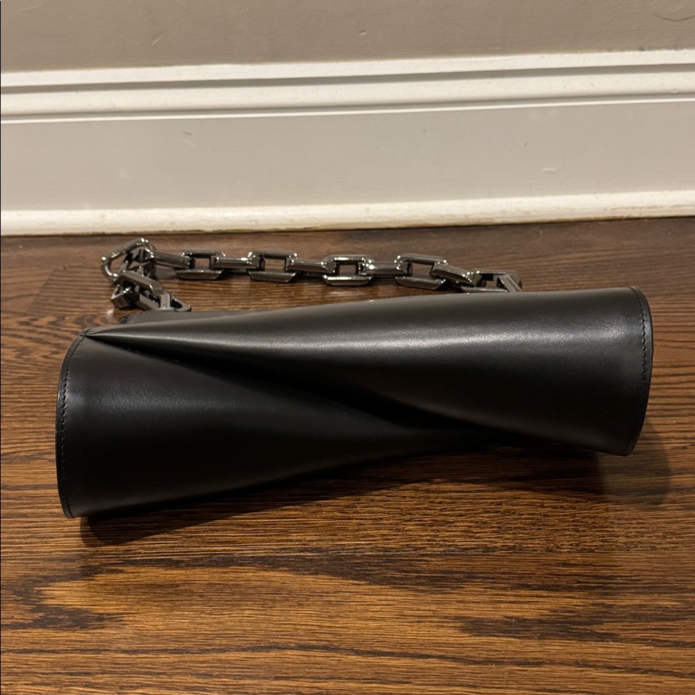 NWOT Christian Louboutin
Loubitwist Chain Shoulder Bag in black Leather - Picture 7 of 10